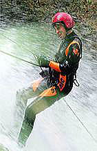 Сахалинские экстремалы отметили создание своего клуба спуском с 50-метрового водопада